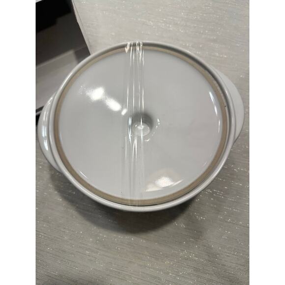 Villeroy & Boch Round Casserole dish with lid. New in box 2 quarts white - Picture 3 of 3